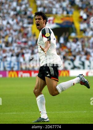 Deutschlands Michael Ballack feiert das Tor zum Auftakt der Spiel Stockfoto