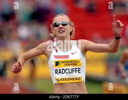 Die britische Paula Radcliffe feiert den Sieg der Frauen über 10.000 Meter Die schnellste Zeit des Jahres Stockfoto