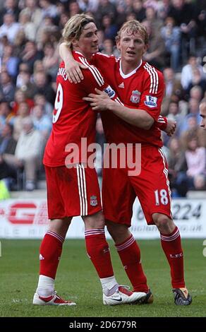 Liverpools Dirk Kuyt (rechts) feiert mit Teamkollege Fernando Torres (links) das dritte Tor. Stockfoto