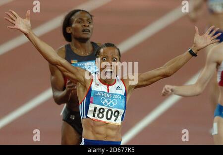 Der britische Kelly Holmes feiert den Goldsieg auf 800 Metern Endgültig Stockfoto