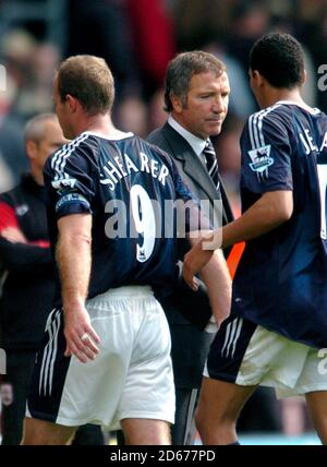 Der neue Manager von Newcastle United, Graeme Souness, gratuliert Kapitän Alan Shearer (l) und Jermaine Jenas (r) am Ende der Übereinstimmung Stockfoto