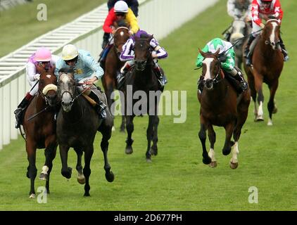 Glass Harmonium von Jockey Ryan Moore (blaues Trikot, gelbe Mütze) gewinnt die Hampton Court Stakes am Ladies' Day im Royal Ascot Stockfoto