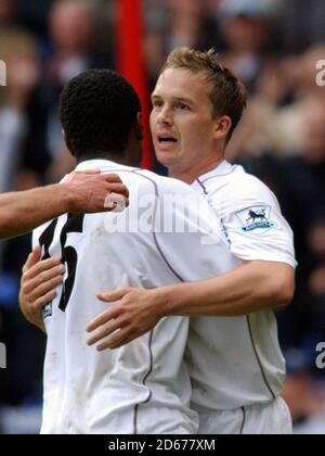 Kevin Davies von Bolton Wanderers feiert das Tor zum Auftakt Stockfoto