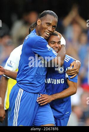 Chelseas Didier Drogba feiert das dritte Tor seiner Seite Das Spiel mit Teamkollege Ashley Cole (rechts) Stockfoto