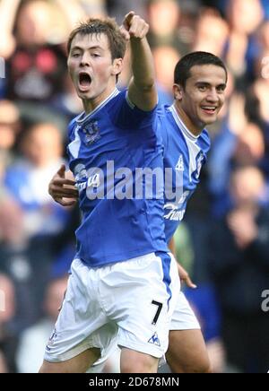 Everton Diniyar Bilyaletdinov (links) feiert nach dem Scoring der Equalizer mit Teamkollege Tim Cahill (rechts) Stockfoto