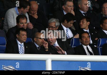 Birmingham City Chairman Vico Hui (links), Vice President Peter Pannu (zweite links) und Besitzer Carson Yeung (rechts) in den Tribünen am St Andrews' Stadium Stockfoto