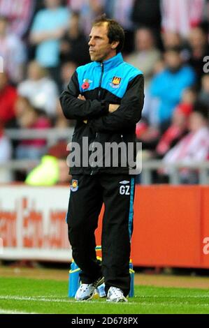 West Ham United Manager Gianfranco Zola auf der Touchline. Stockfoto