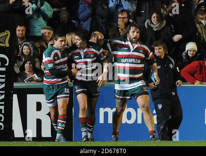 Leicester Tigers' Ben Youngs (links) und Martin Castrogiovanni (rechts) gratulieren Lucas Amorosino (Mitte), nachdem er den ersten Versuch gemacht hat Das Spiel Stockfoto