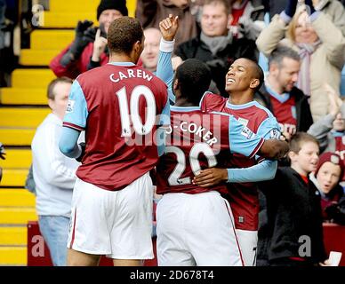 Ashley Young (rechts) von Aston Villa feiert mit seinen Teamkollegen Nach dem Tor zum ersten Tor Stockfoto