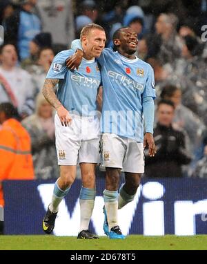 Craig Bellamy von Manchester City feiert das dritte Tor seiner Spielpartner Mit Shaun Wright-Phillips (rechts) Stockfoto