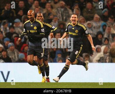 Chelsea's Nicolas Anelka (links), Didier Drogba und Frank Lampard (rechts) feiern, nachdem sie die Führung übernehmen, nachdem Emmanuel Adebayor (nicht abgebildet) von Manchester City ein eigenes Tor erzielt hat. Stockfoto