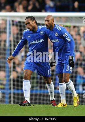 Chelsea's Didier Drogba (links) feiert mit seinem Teamkollegen Nicolas Anelka (rechts) nach dem Scoring des Equalizers Stockfoto