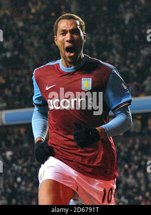 John Carew (links) von Aston Villa feiert das erste Scoring seiner Seiten Ziel des Spiels Stockfoto