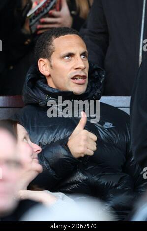 Rio Ferdinand von Manchester United in den Tribünen vor dem Anpfiff Stockfoto