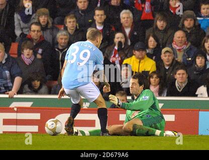 Craig Bellamy (links) von Manchester City hat seinen Torschuss Gerettet durch Stoke City Torwart Thomas Sorensen (rechts) Stockfoto