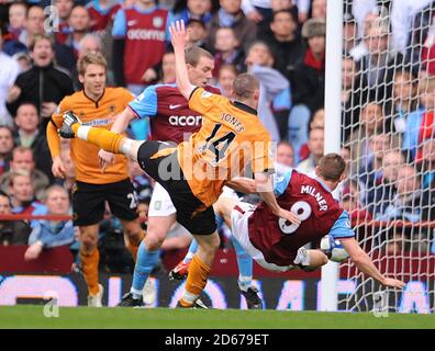 James Milner (rechts) von Aston Villa erzielt ein eigenes Tor Setzen Sie Wolverhampton Wanderers 2-1 voraus Stockfoto