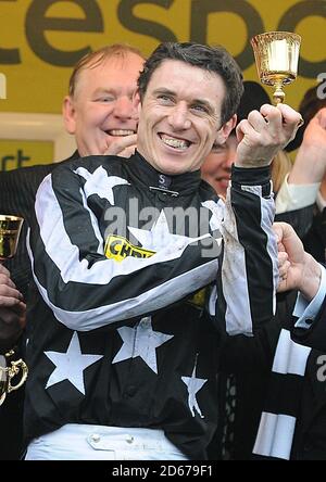 Jockey Paddy Brennan mit seiner Trophäe nach dem Sieg im totesport Cheltenham Gold Cup mit dem Pferd Imperial Commander. Stockfoto