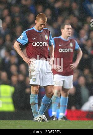 Steve Sidwell von Aston Villa (links) und Richard Dunne (rechts) stehen Auf dem Platz niedergeschlagen Stockfoto