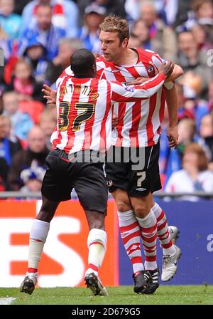 Southampton Rickie Lambert (rechts) feiert, nachdem er das Eröffnungstreffer von der Strafstelle erzielt hat. Stockfoto