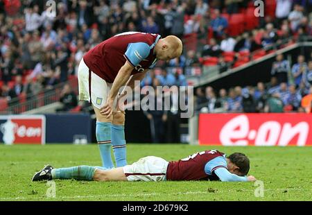 James Collins (oben) und Stephen Warnock von Aston Villa scheinen niedergeschlagen zu sein Nach Chelseas drittem Tor Stockfoto