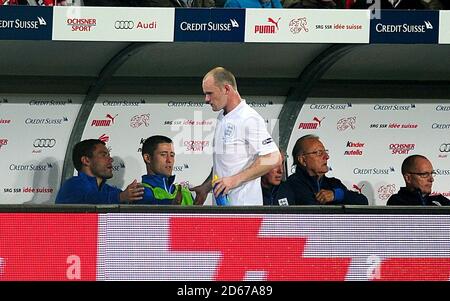 Englands Wayne Rooney macht sich auf die Bank Wird ersetzt Stockfoto