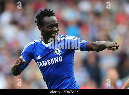 Chelsea's Michael Essien feiert Scoring das Eröffnungziel der Spiel Stockfoto