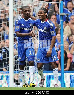 Chelseas Florent Malouda (rechts) feiert mit Salomon Kalou seinen zweiten und seinen Seiten vierten Treffer des Spiels. Stockfoto