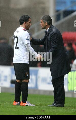 Manchester City Manager Roberto Mancini spricht mit Carlos Tevez (links) Nach seinem Tor Stockfoto