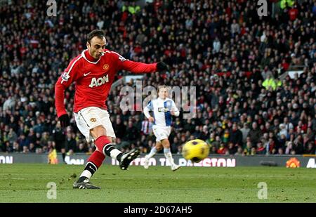 Dimitar Berbatov von Manchester United erzielt das dritte Tor seiner Seite Das Spiel Stockfoto