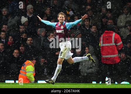 Jonathan Spector von West Ham United feiert sein zweites Tor des Spiels. Stockfoto