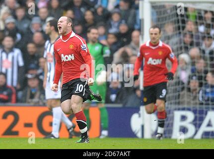 Wayne Rooney von Manchester United (links) feiert das Tor zum ersten Tor Stockfoto