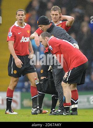 Wayne Rooney von Manchester United (rechts) geht danach vom Spielfeld Eine Verletzung erleiden Stockfoto