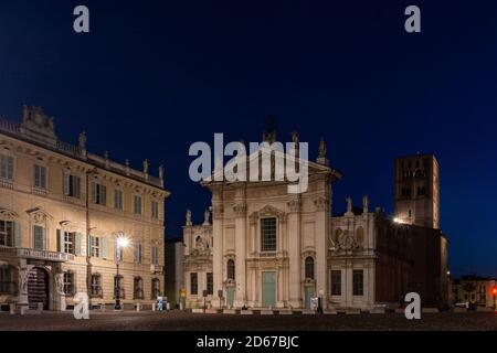 Nachtansicht der Kathedrale von Mantua auf der Piazza Sordello, Stadtfotografie Stockfoto