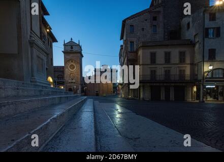 Blick auf die Rotonda di San Lorenzo und die Astronomische Uhr in Piazza delle Erbe von der Treppe des Basilika Sant'Andrea in Mantua Stockfoto