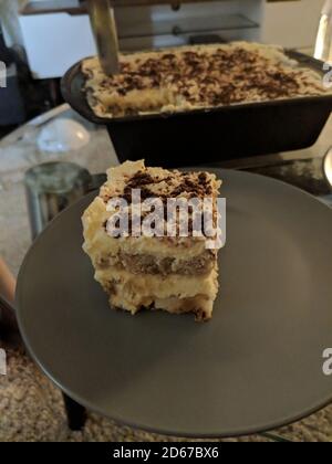 Hausgemachtes Stück Tiramisu Kuchen auf einem Teller Stockfoto