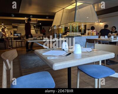 Holz leerer Tisch in einem Restaurant mit Menschen und Essen Im Hintergrund Stockfoto