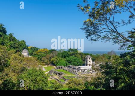 Stadtbild der Maya Ruine Palenque im Regenwald mit dem Tempel der Inschriften Pyramide und dem Palast, Chiapas, Mexiko. Stockfoto