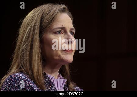 (201014) -- WASHINGTON, 14. Oktober 2020 (Xinhua) -- Amy Coney Barrett, Kandidatin des Obersten Gerichtshofs der USA, nimmt an ihrer Bestätigungsverhandlung vor dem Justizausschuss des Senats auf dem Capitol Hill in Washington, DC, USA, am 14. Oktober 2020 Teil. (Jonathan Ernst/Pool via Xinhua) Stockfoto