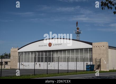 Berks County, Pennsylvania, 2. Mai 2020: Reading Regional Airport Hanger Stockfoto