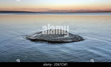 Angelkegel Geysir im West Thumb Geyser Basin, Yellowstone National Park, Wyoming, USA Stockfoto