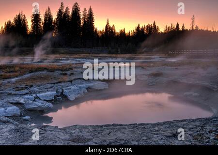 Collapsing Pool im West Thumb Geyser Basin, Yellowstone National Park, Wyoming, USA Stockfoto