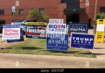 Plano, USA. Oktober 2020. Wahlzeichen sind vor einem Wahllokal in Plano, Texas, USA, am 14. Oktober 2020 zu sehen. Die frühe Abstimmung im US-Bundesstaat Texas begann am Dienstag. Quelle: Dan Tian/Xinhua/Alamy Live News Stockfoto