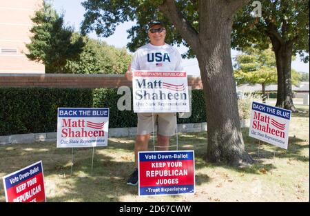 Plano, USA. Oktober 2020. Ein Mann hält ein Wahlschild vor einem Wahllokal in Plano, Texas, USA, am 14. Oktober 2020. Die frühe Abstimmung im US-Bundesstaat Texas begann am Dienstag. Quelle: Dan Tian/Xinhua/Alamy Live News Stockfoto