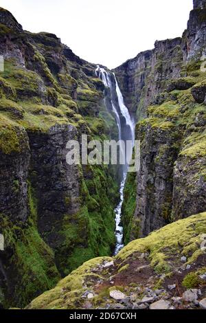 Blick entlang der Schlucht, um den Glymur Wasserfall, den zweithöchsten im Land, in Hvalfjordur, West Island zu sehen. Wasser stürzt die Klippe hinunter. Stockfoto