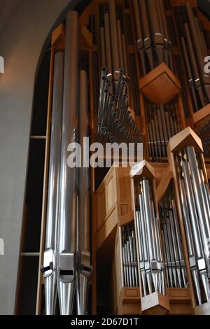 Nahaufnahme eines Abschnitts der Klais-Orgel, einer Pfeifenorgel in der Hallgrimskirkja-Kirche, Reykjavik, Island. Die Silberrohre sind auf hellem Holz montiert. Stockfoto