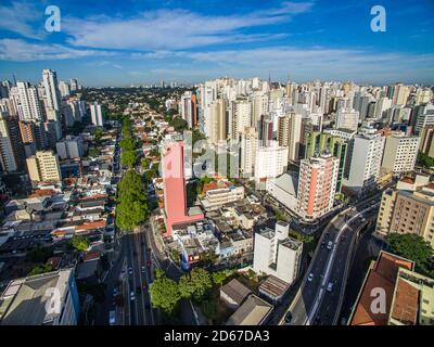 Metropole Blick von oben. Luftaufnahme der Stadt Sao Paulo, Brasilien. Stockfoto