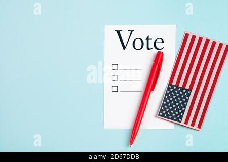 Stimmkonzept, US-Wahltag. Stimmzettel und Stift auf blauem Hintergrund. Stockfoto