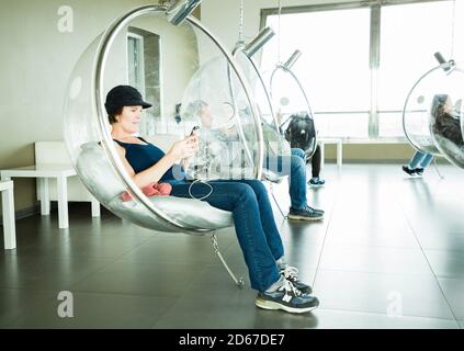 Bubble Chairs in der Sternwarte pod des Fernsehturms Žižkov in Prag, Tschechische Republik Stockfoto