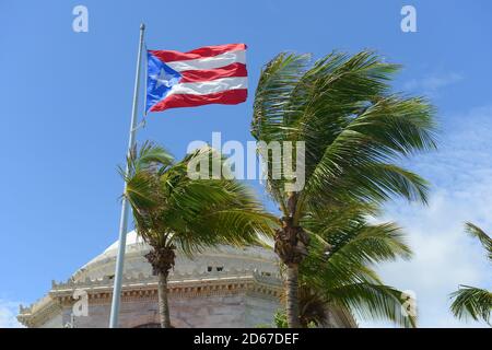 Flagge des Commonwealth von Puerto Rico vor Capitolio, San Juan, Puerto Rico. Stockfoto
