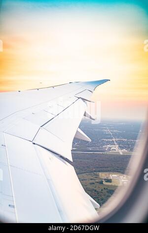 London, London, Großbritannien. Oktober 2020. Blick aus dem Flügel eines Flugzeugs. British Airways Flug von Dallas, Texas nach London. Quelle: Sidney Bruere/Alamy Live Stockfoto